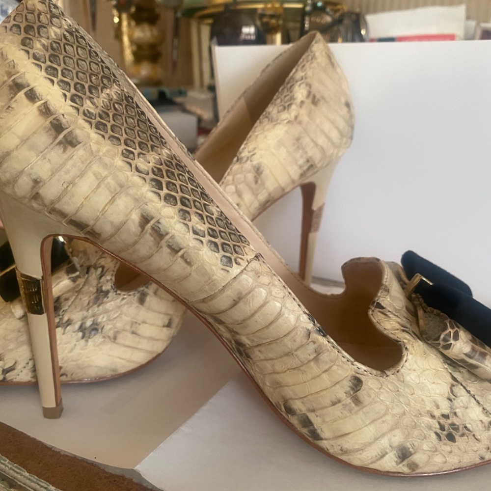 SNAKESKIN PUMP by Vince Camuto  LIKE NEW! 9.5 very chanel looking ! - Picture 7 of 7